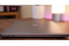 hands-on-macbook-pro-2017-casing-view